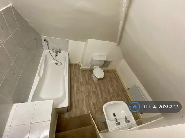En Suite: 7'10 x 8'11(2.39m x 2.72m)