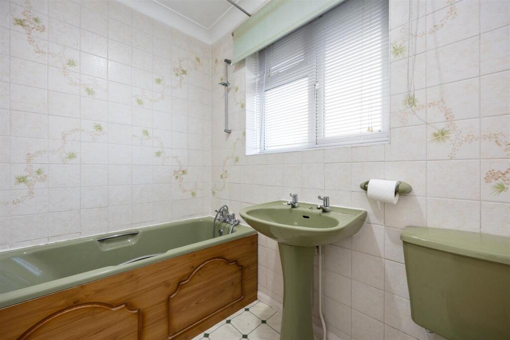 Chichester Close 21 BATHROOM.jpeg