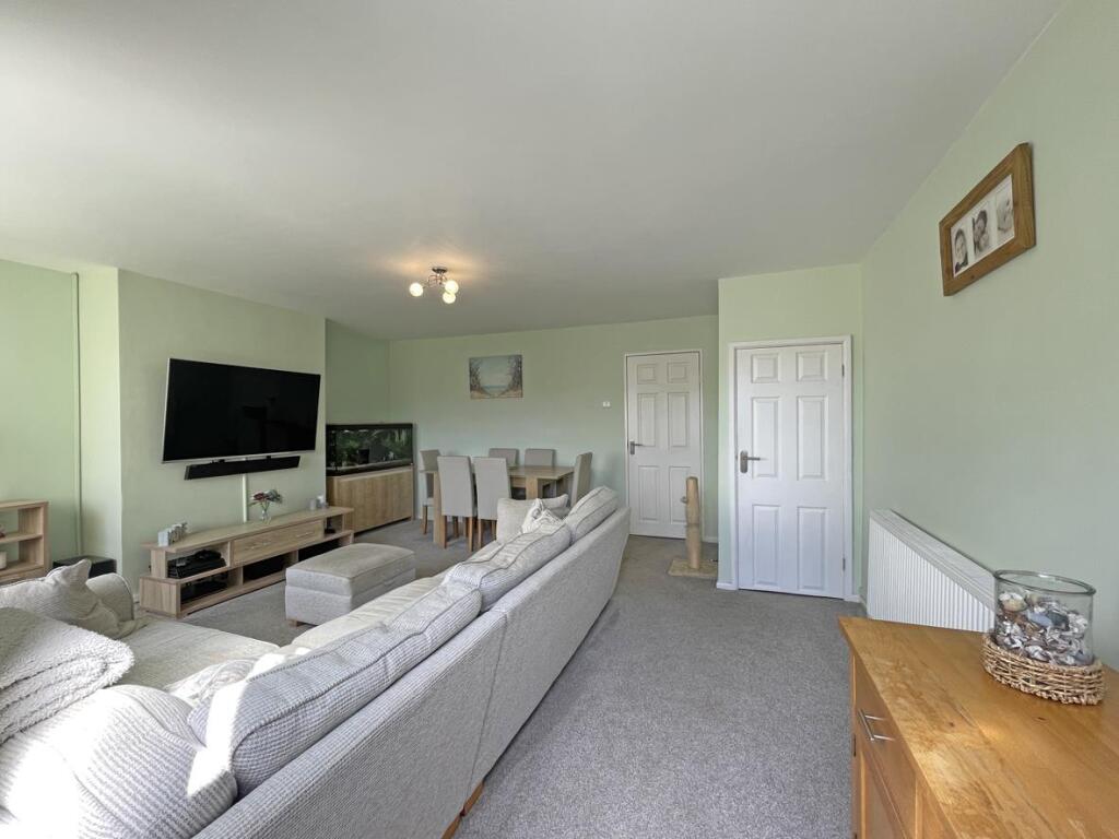 Congreve Gardens 7a Living Room 1.jpg