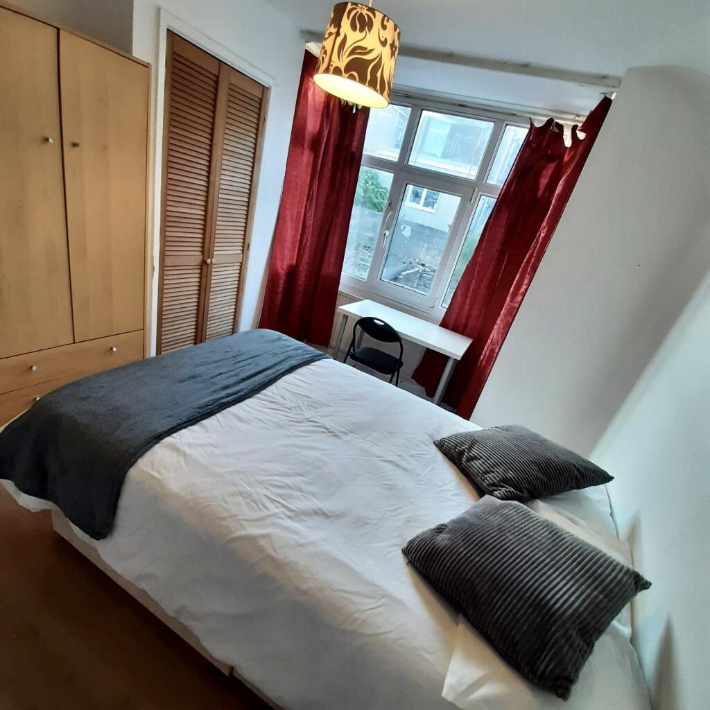 56 Cromwell - Bedroo