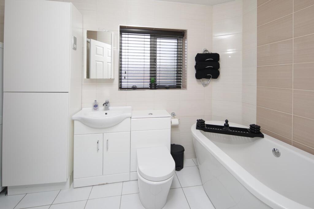 32 Coneyford Rd bathroom.jpg