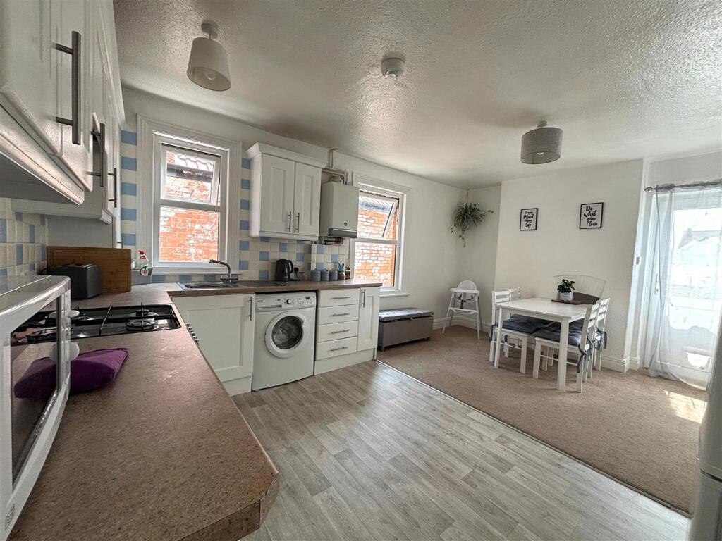 Kitchen 2.jpg