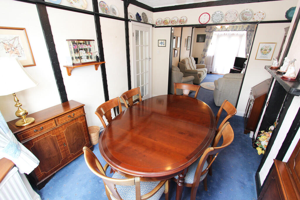 Dining Area / Lou...