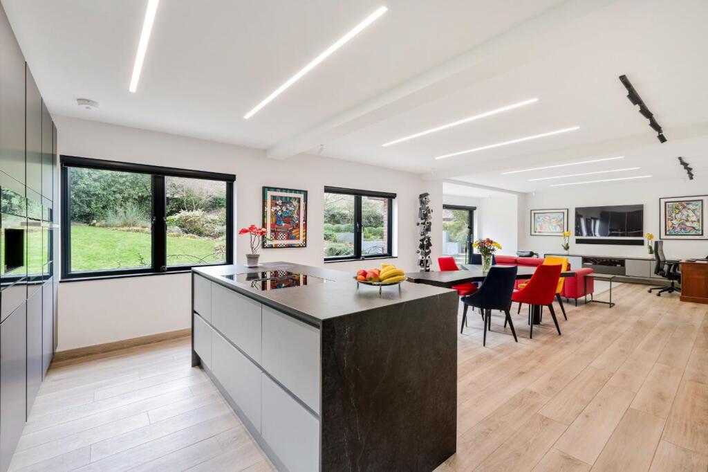 CUDDINGTON PARK CLOSE (21).jpg