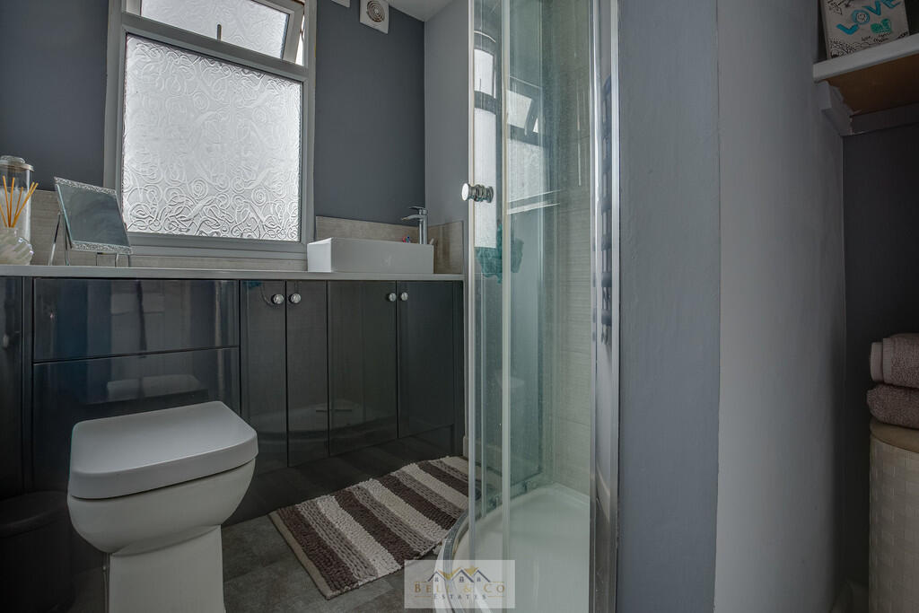 Top Floor bathroo...