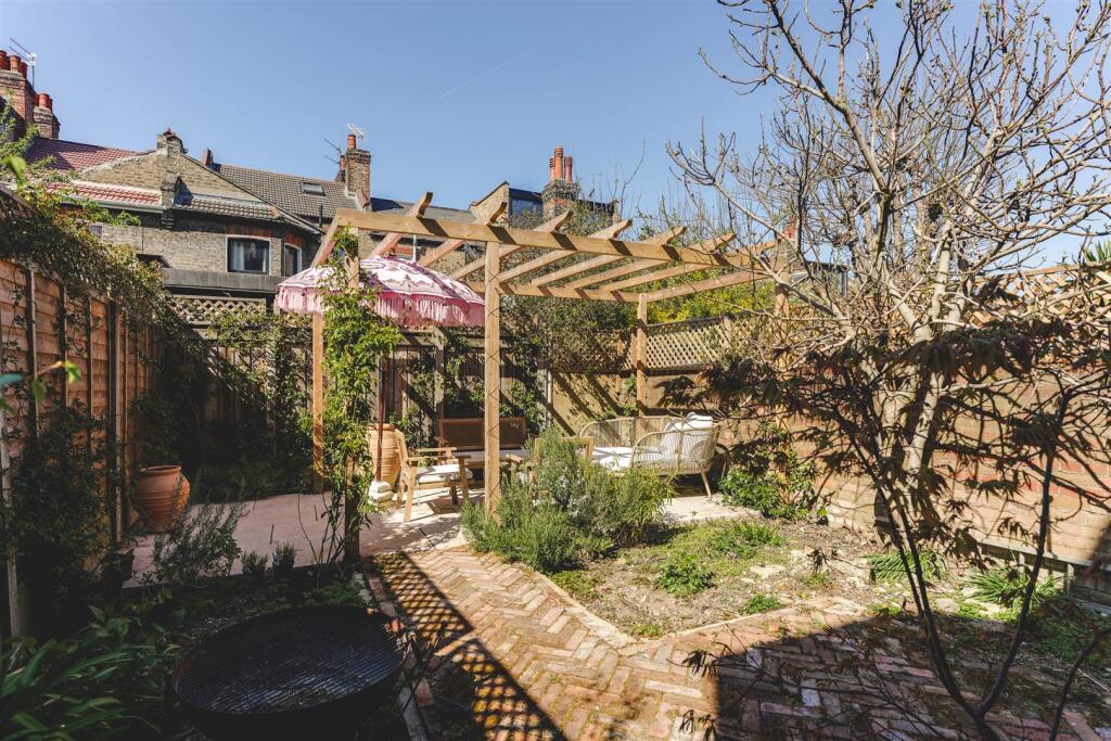 Mildenhall Road-11.jpg