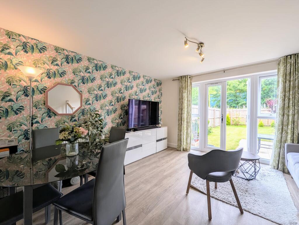 Open Plan Lounge &amp; Kitchen / Diner