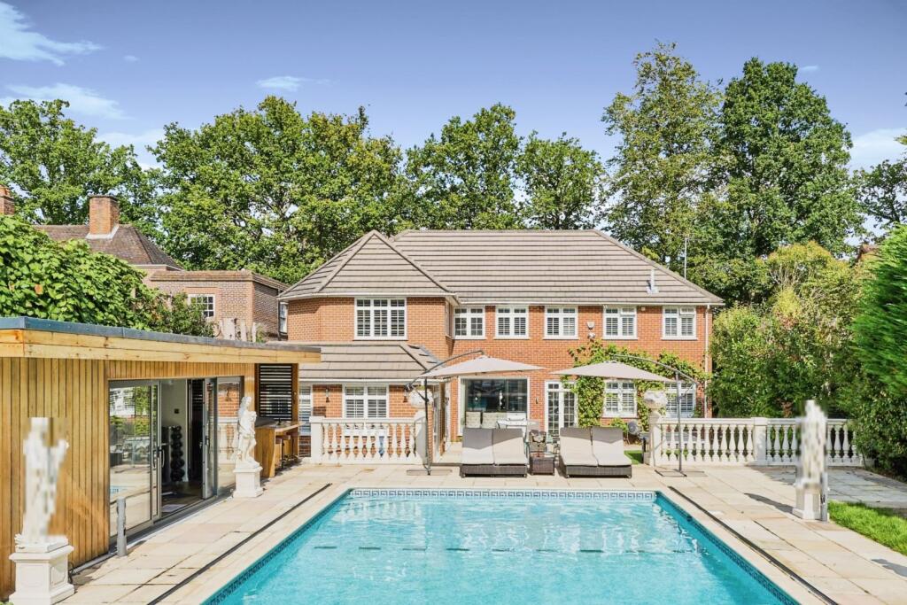 Queens Road, Walton-on-Thames, KT12