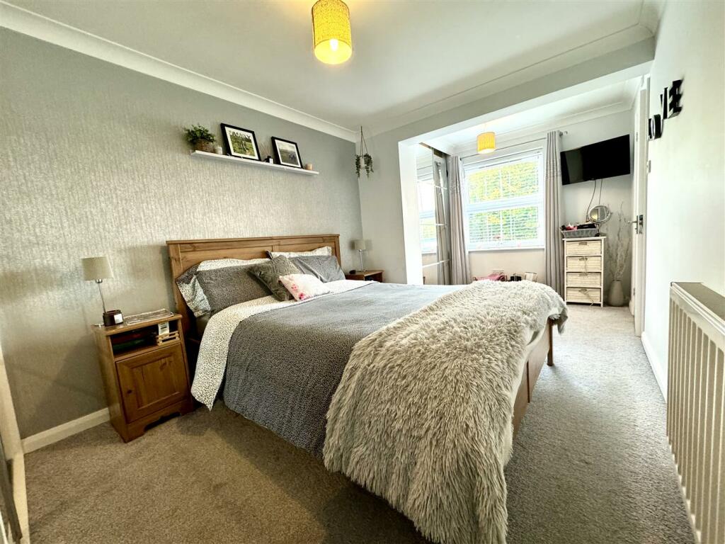 BEDROOM 1: