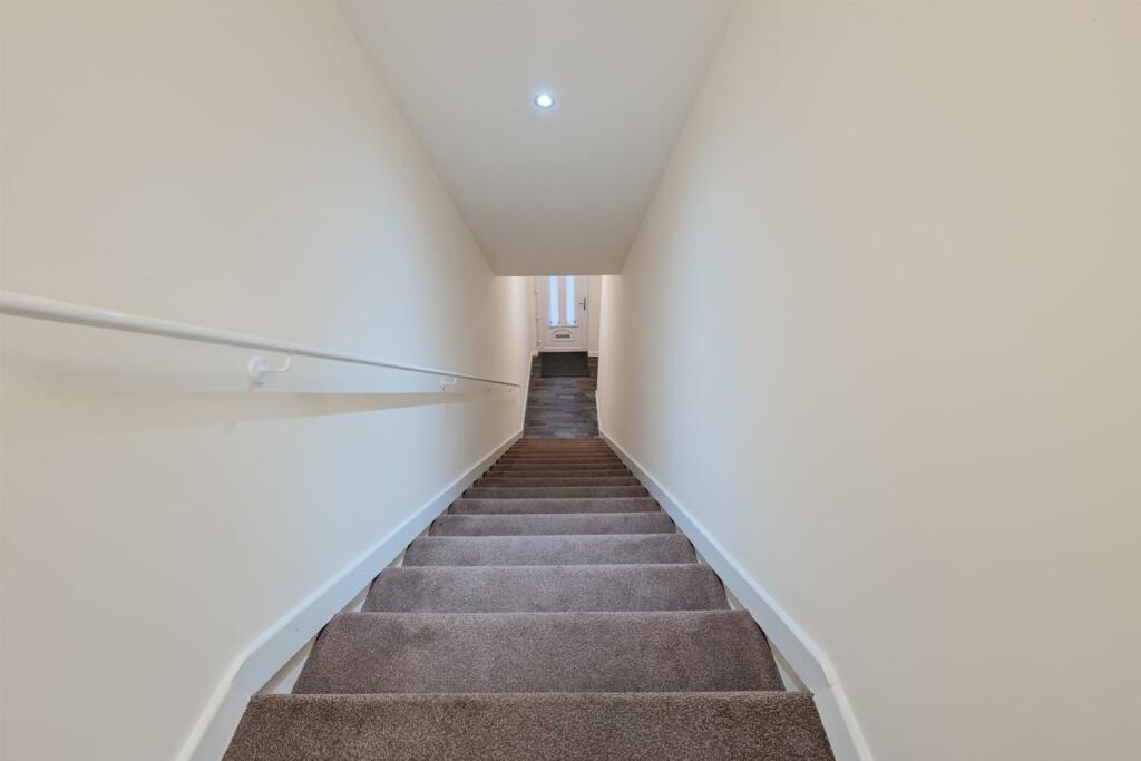 003-8 Croft Road, Larkhall ML9 1BH.jpg