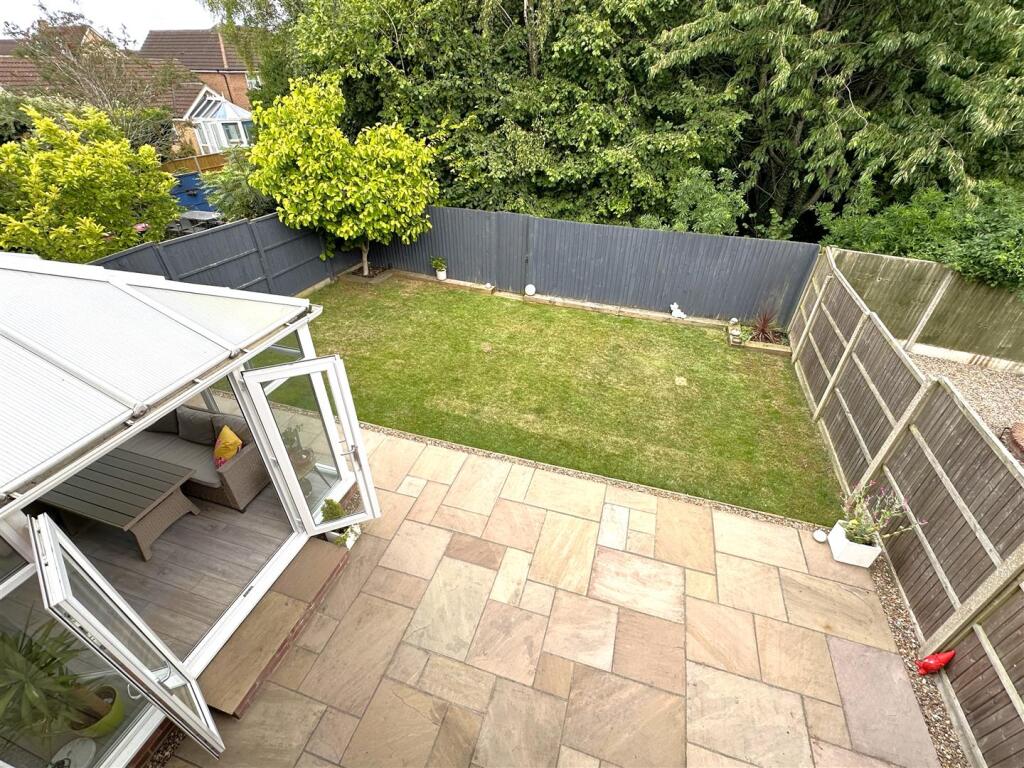 Generous Garden &amp; Private Outlook 970