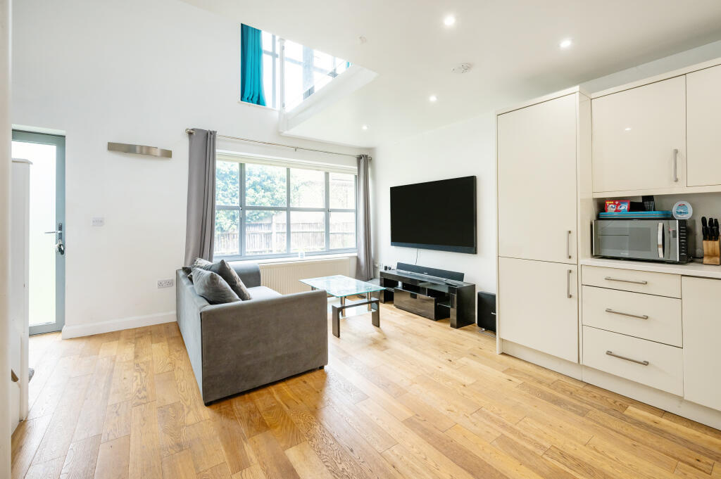 6 Cinnamon Mews (16).jpg