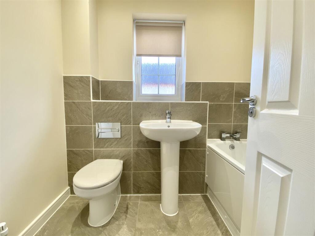 8 Roberts Way-14.jpg