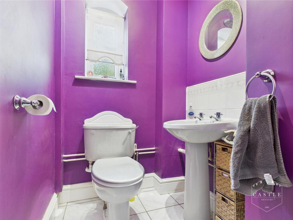 GUEST CLOAKROOM