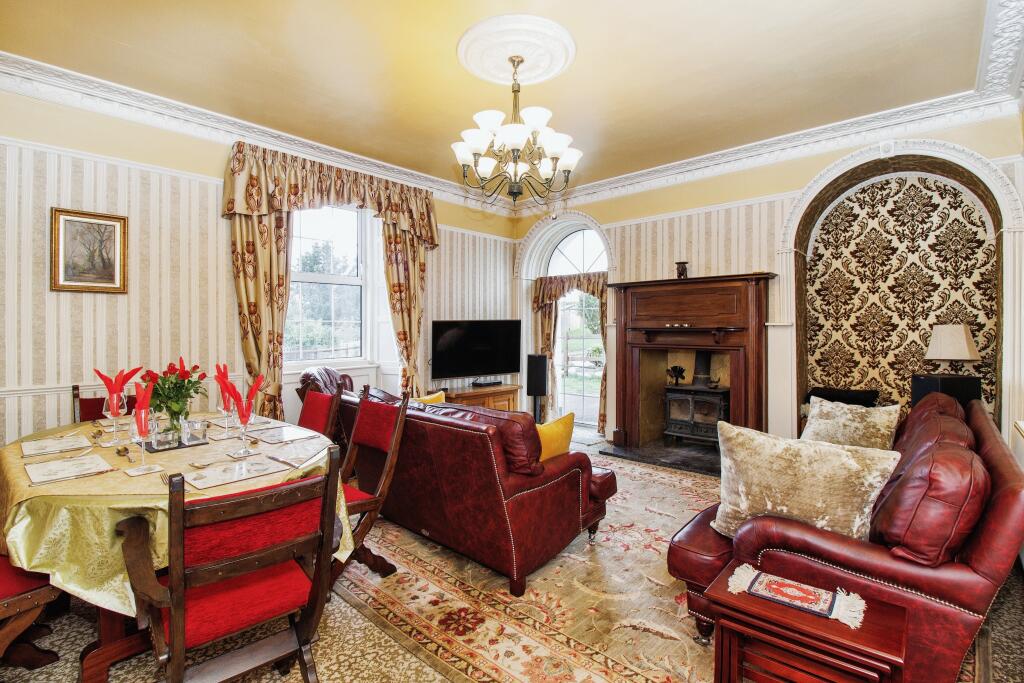 Lounge/Dining Room