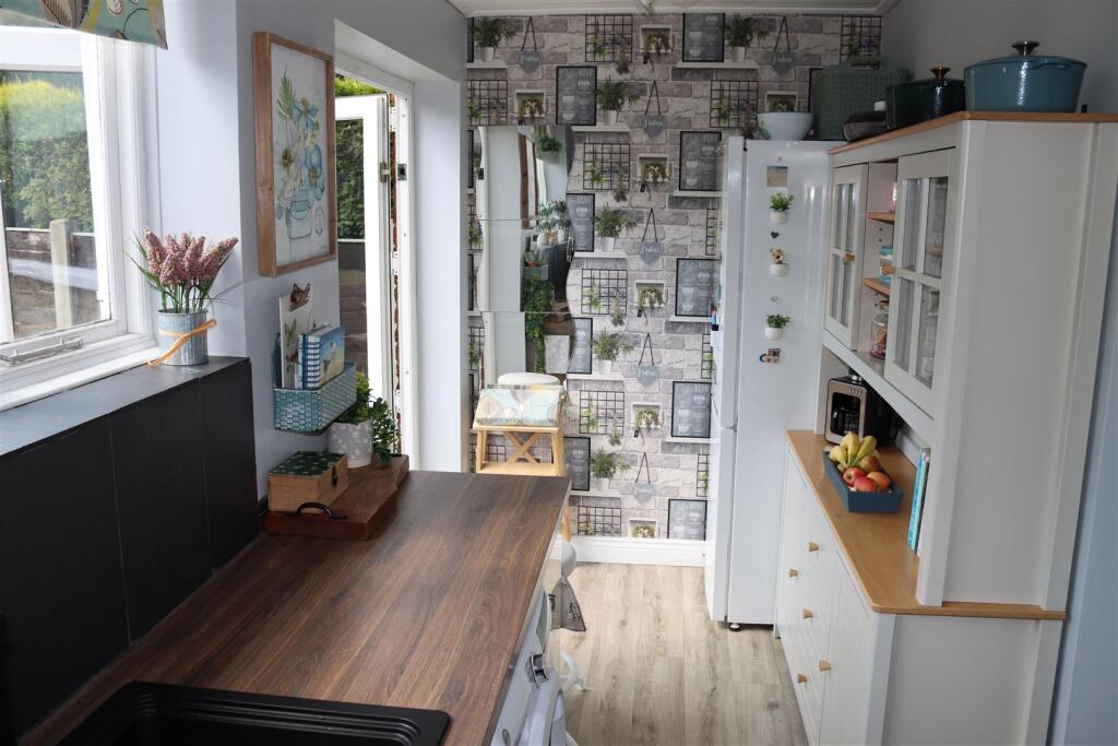 MODERN FITTED KITCHEN