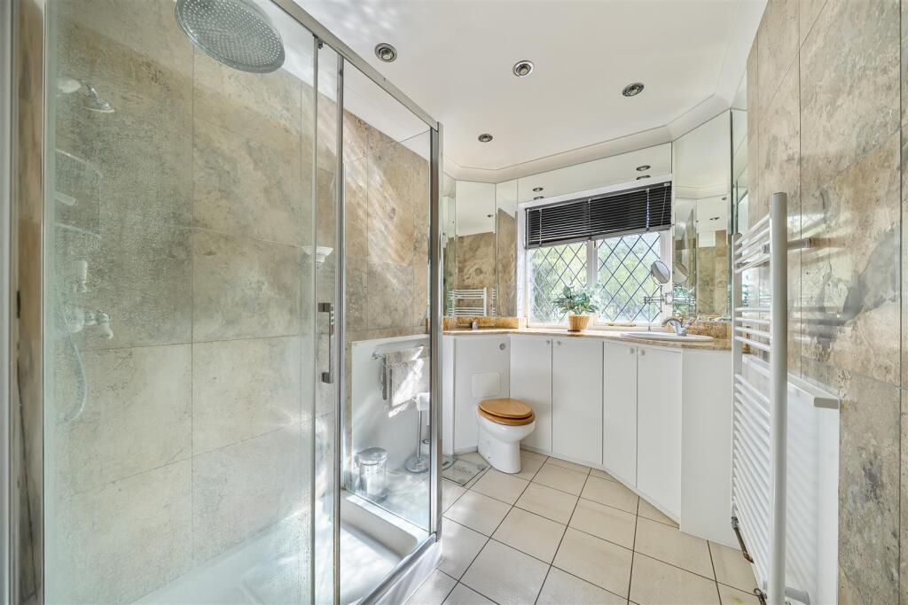 En Suite Shower Room: