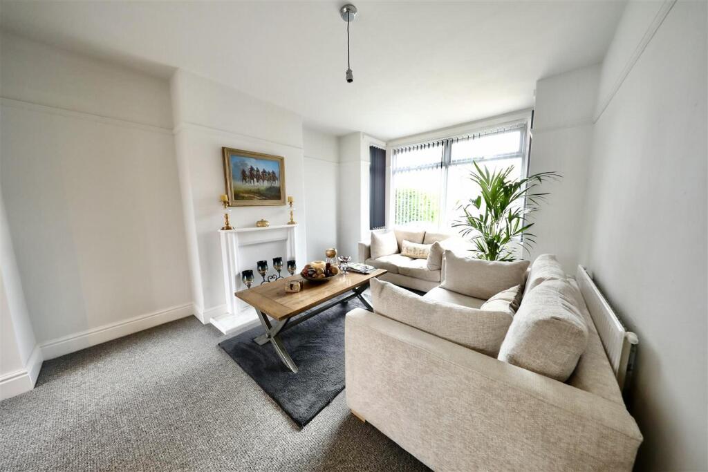 18 MurrayField - Lounge.jpg