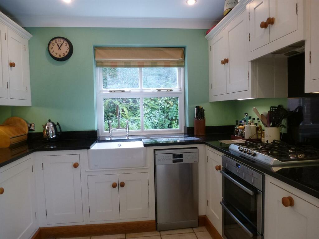 Hawthorn Cottage kitchen 1.JPG