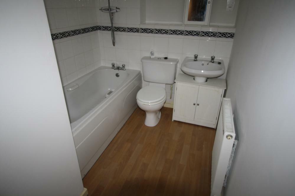 8215 3 valley bathroom pic (002).jpg