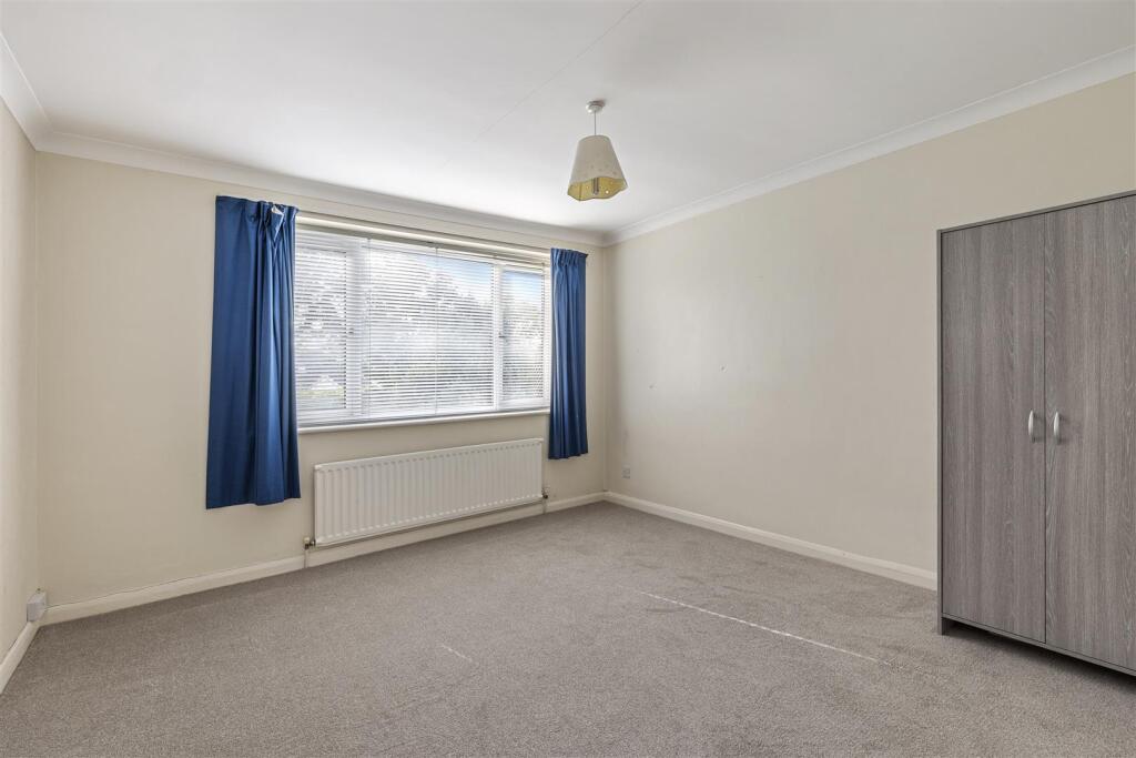 8 Orchard Gardens Cranleigh GU6 7LG-36.JPG