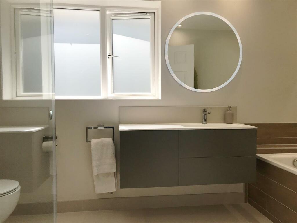 Bathroom 1b.JPG