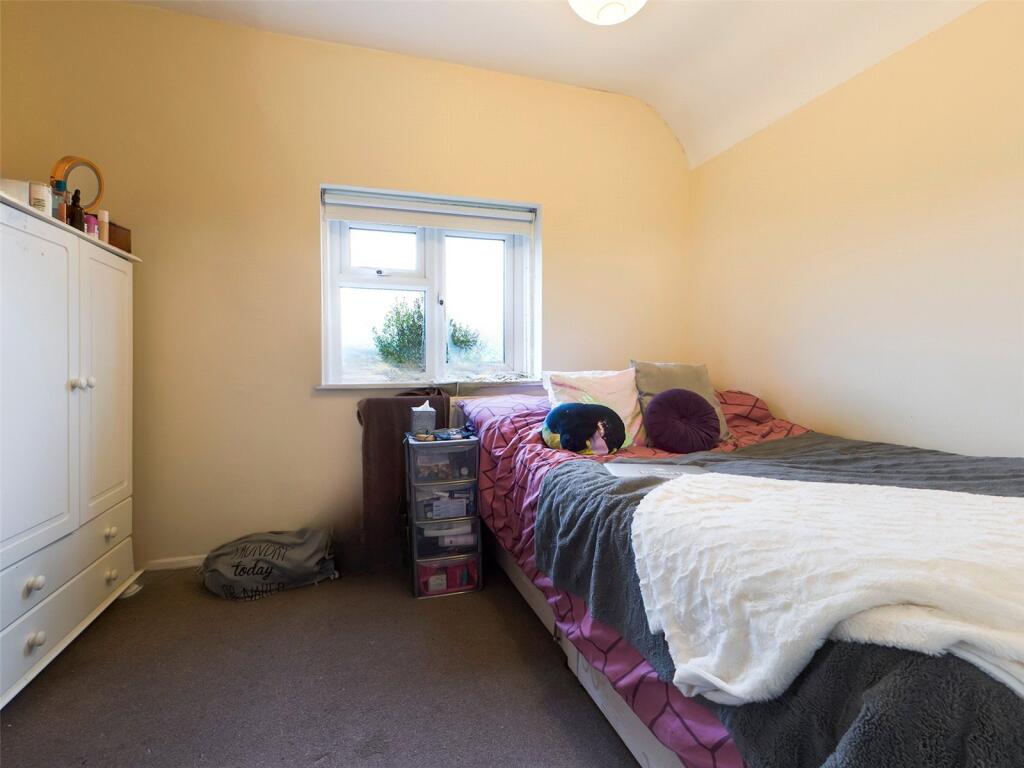 Bedroom-Room-To-Rent