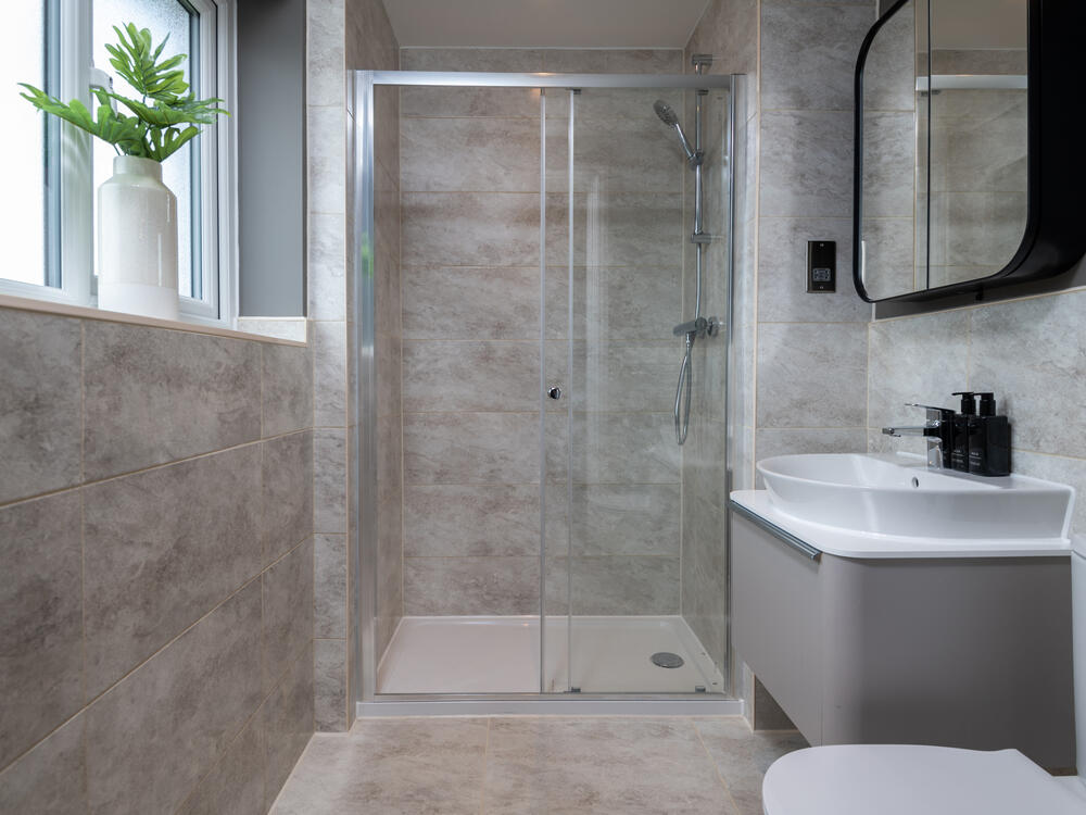 The Henley - Bedroom 2 en suite