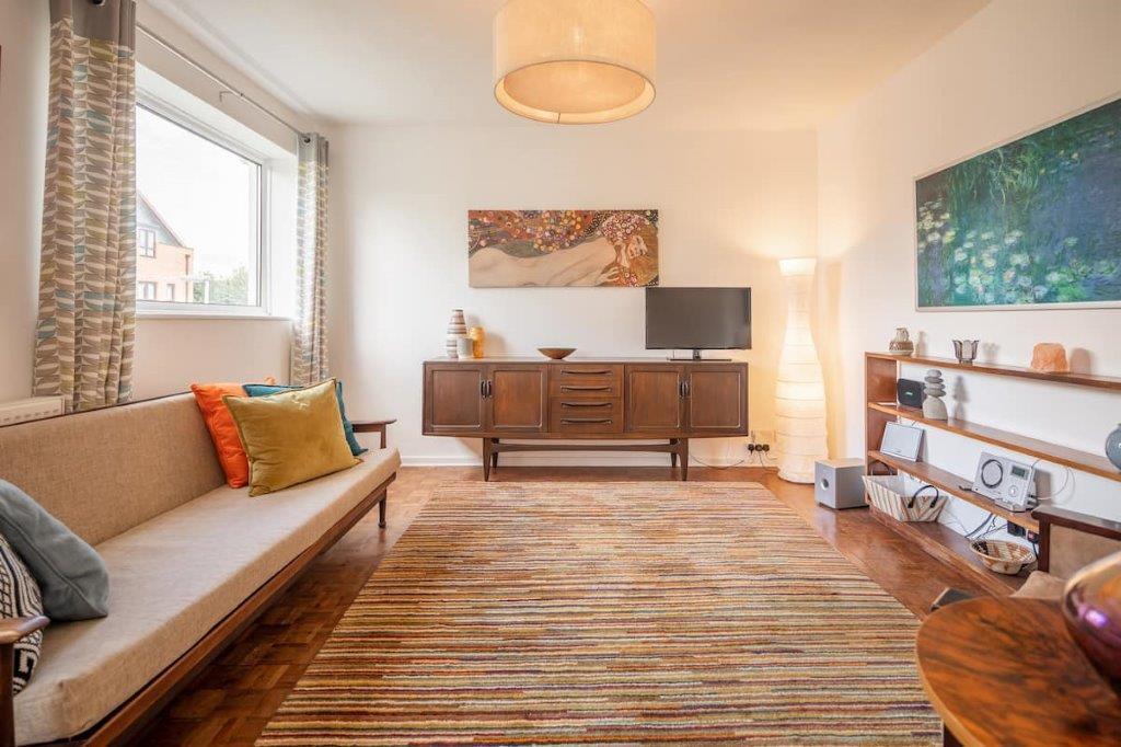living room 4 5fa1ed9d-6fb9-44f3-84a7-be8abb57018a