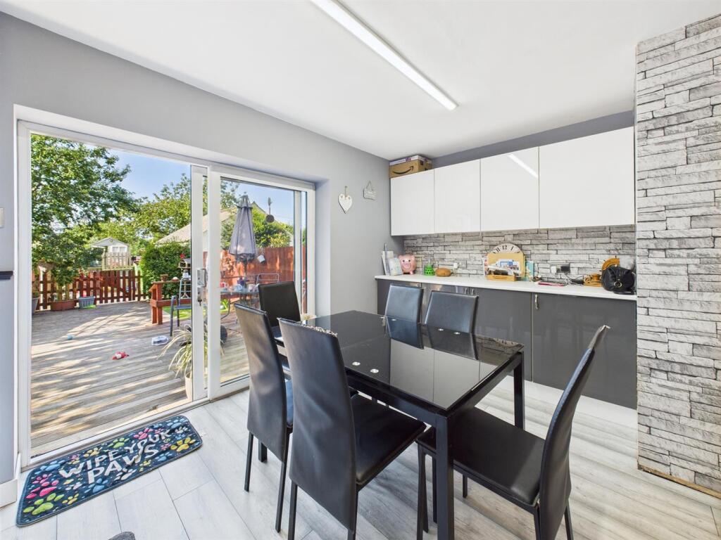 Dining room:
