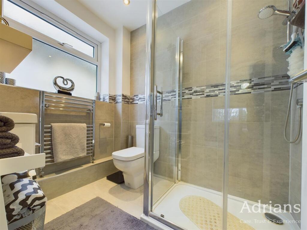 EN-SUITE SHOWER ROOM