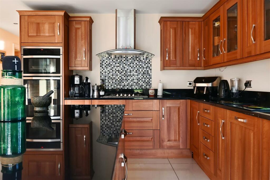 6 St Kitts Close - TN37 7TB (8).jpg