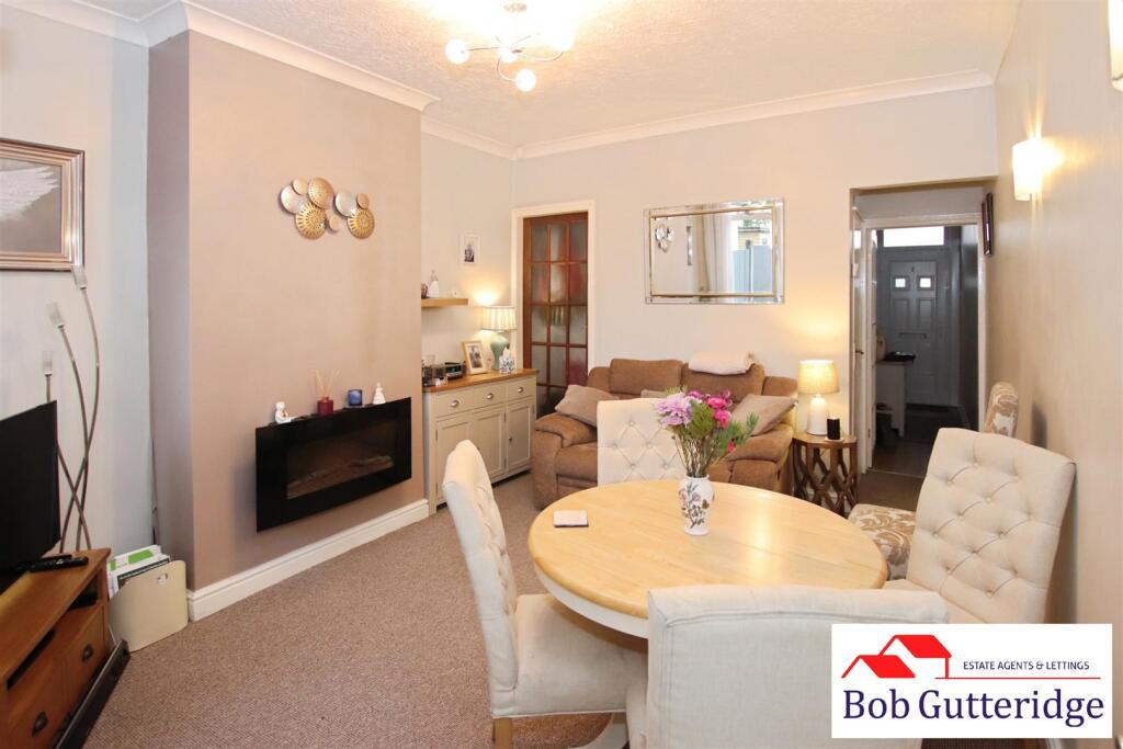 LOUNGE/DINING ROOM