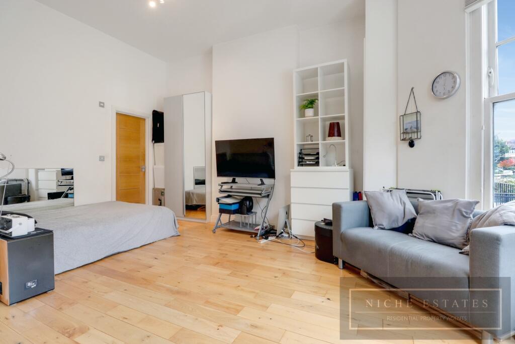 Nether street, Finchley central, London, N3