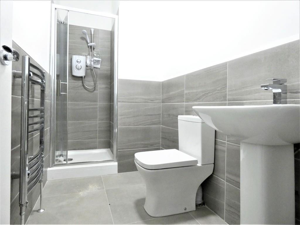 Bedroom 1 En Suite Bathroom