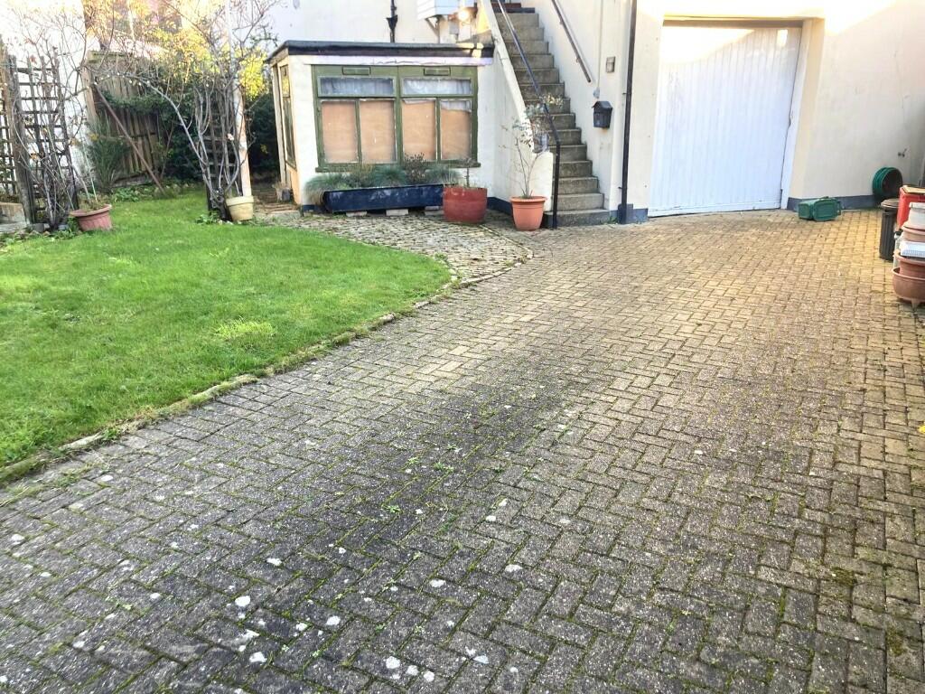 GARDEN &amp; PARKING