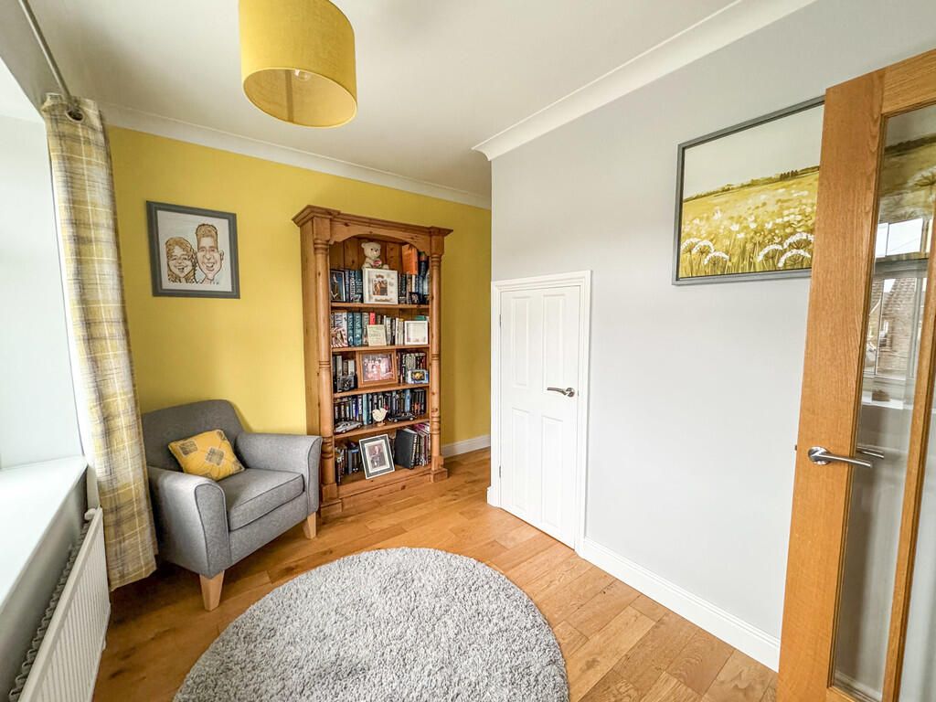 sitting room/bed ...