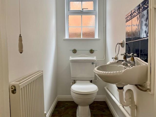 30 Kevins Grove cloakroom.jpg