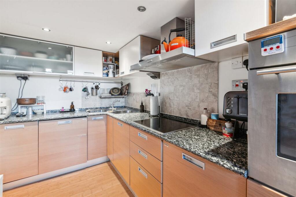 Flat 15 - 1 Reed Place, Clapham, SW4 7LF-2.jpg