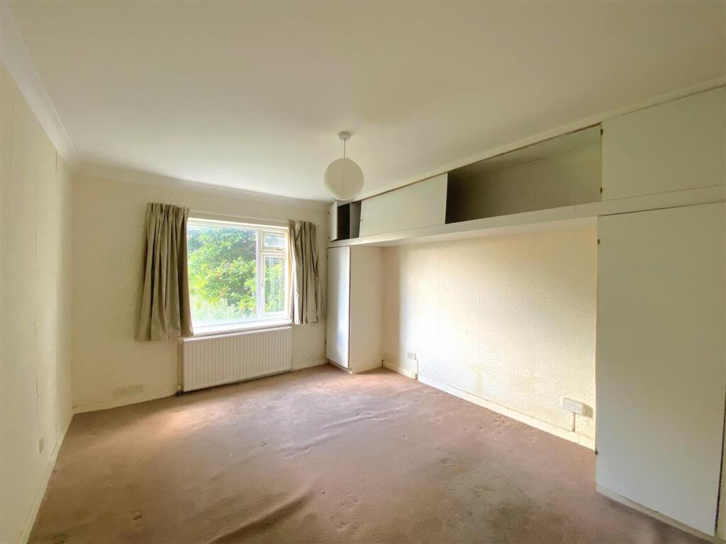 2 Crispin Ct - Bed1.jpg