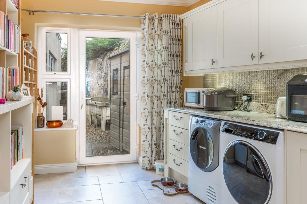 Sizeable utility area