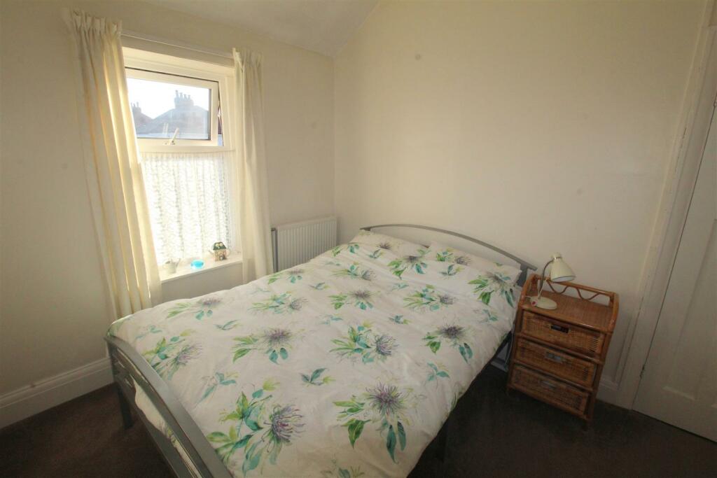 Cross Street, 36 - bed 2 (2).JPG