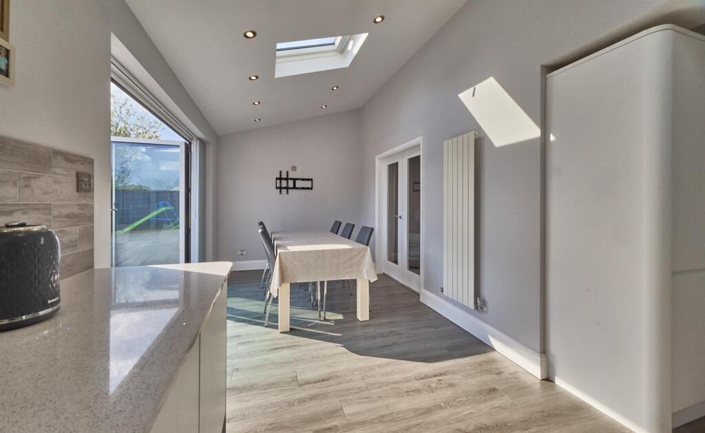KITCHEN/DINING ROOM
