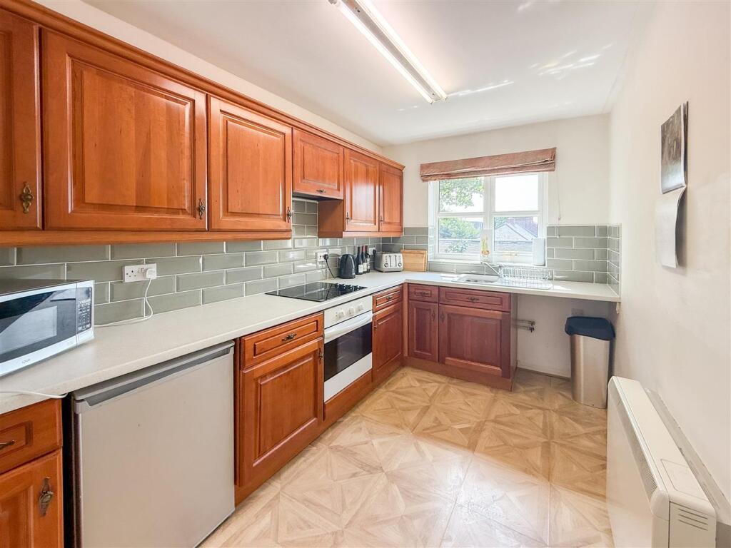 BREAKFASTING KITCHEN