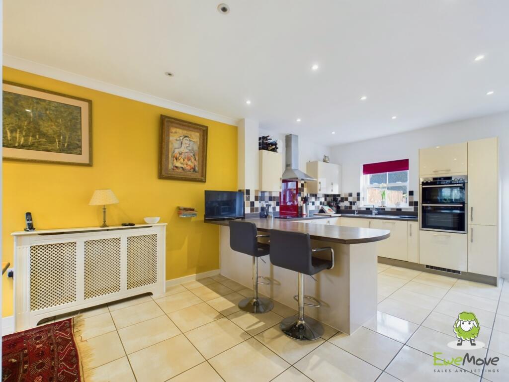 CAM03778G0-PR0142-STILL007