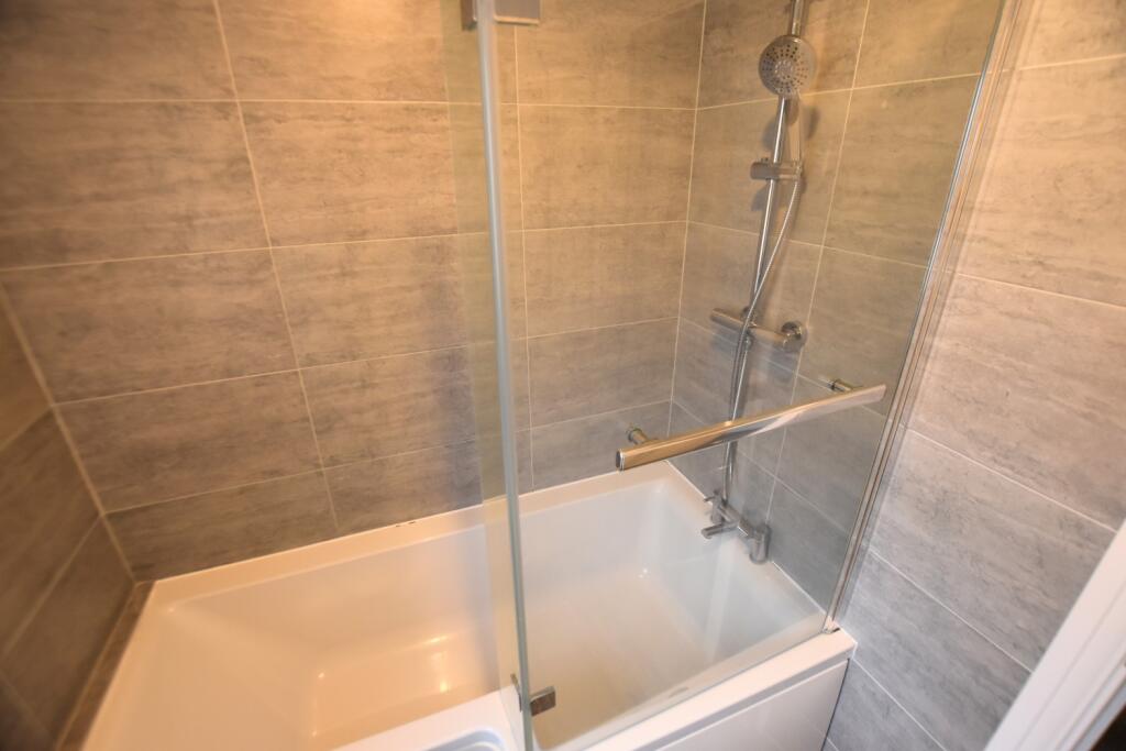 3 Whittington Chase bathroom 2