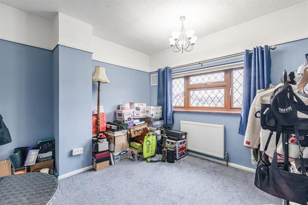 17 Cornwall Avenue, KT14 7EX - 13.jpg