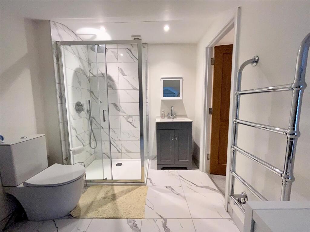 10. Ensuite 2.jpg