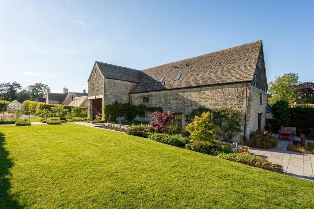 19 - Threshing Tythe Barn - GL10 3UR - Web.jpg