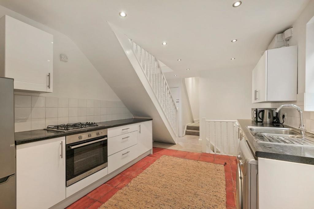 Kitchen (2).jpg